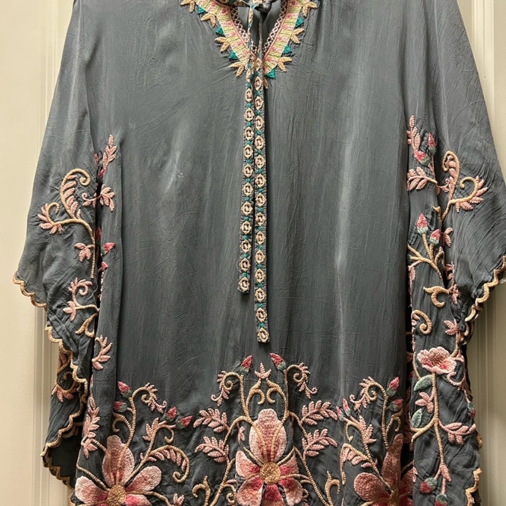 Johnny Was Antoinette Poncho XS
Embroidered Gray Blue